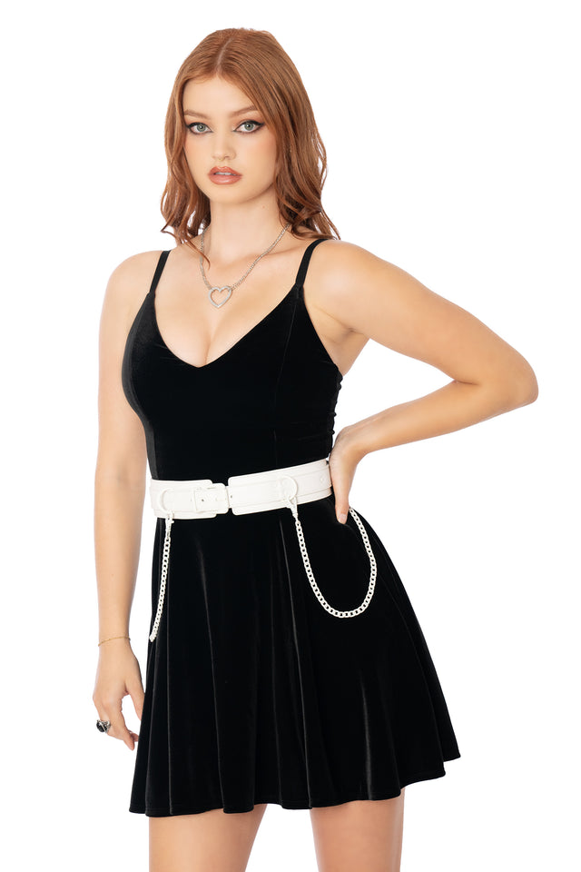 White vegan leather belt featuring detachable silver chains, adjustable front and back buckles, and polished hardware for alternative, gothic and streetwear-inspired outfits.