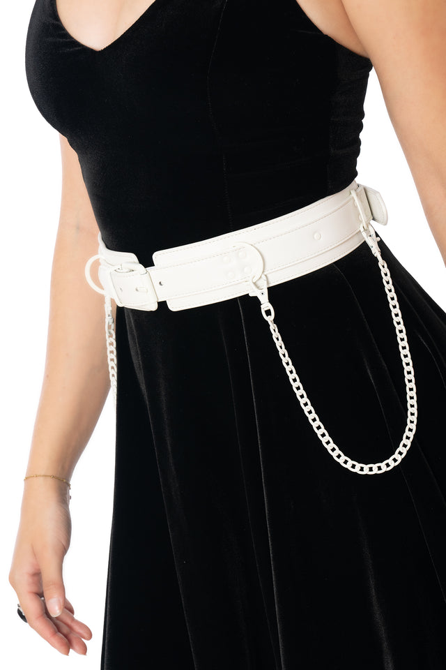 White adjustable fashion belt with detachable chain details, silver hardware and premium vegan leather, perfect for alternative, punk and Y2K-inspired styling.