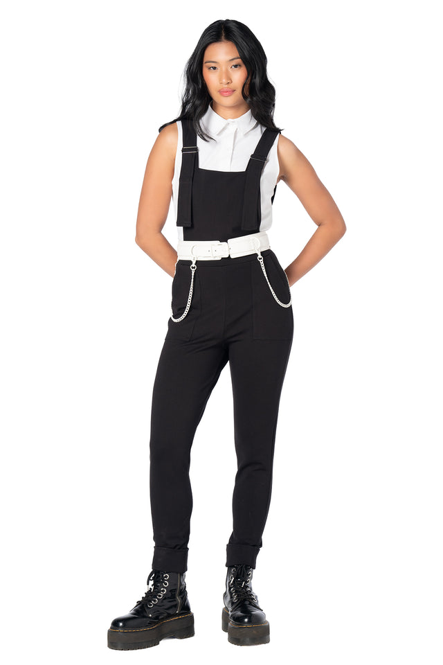 Minimalist white waist belt featuring premium vegan leather, detachable silver chains and adjustable buckle details, designed to style effortlessly with dresses, skirts, jeans and tailored trousers.